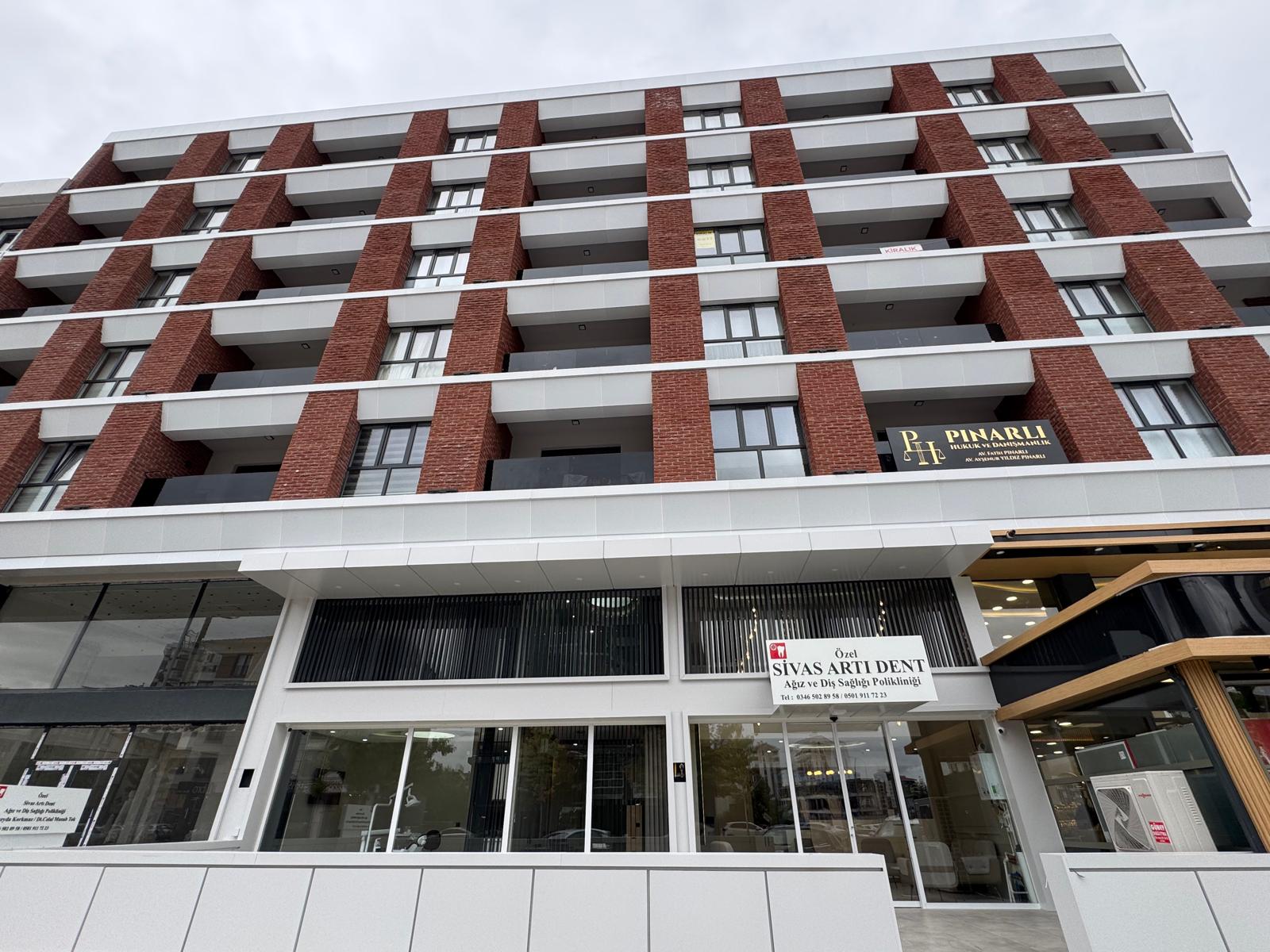 Kliniğin bulunduğu bina, caddeden görünüşü